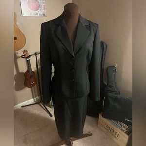 Black Nine West 2 Piece Suit. Size 6.